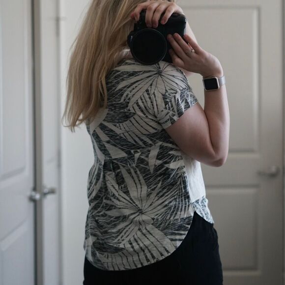 Roxy Serenity Now Palm Print Pattern Hawaiian Tropical Split Hem Pocket Tee XS - Picture 4 of 6